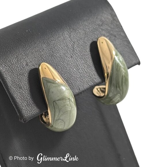 VTG 80s Elongated Domed Oval Semi Hoop Green Enamel Swirl Gold Tone Earrings - Picture 1 of 7